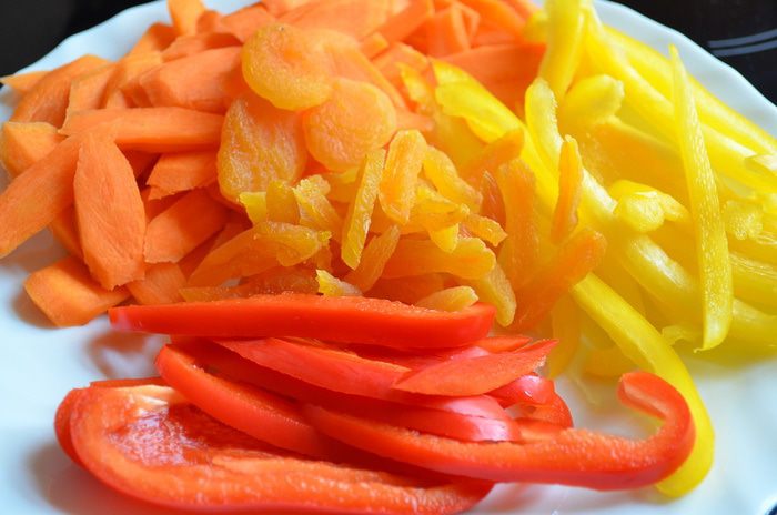 Семга с пряной карамелью и овощами