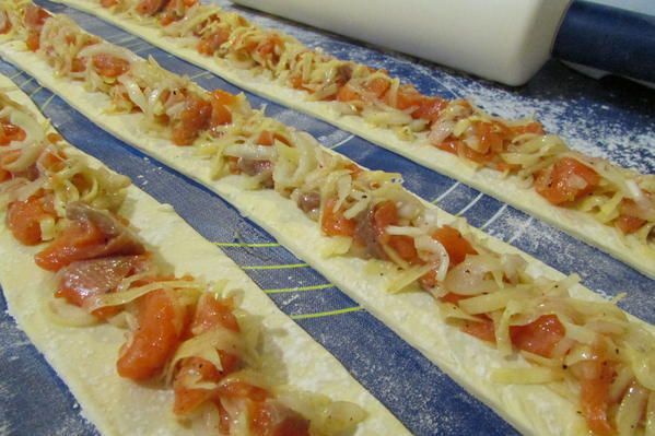 Слоеный пирог с форелью и картофелем