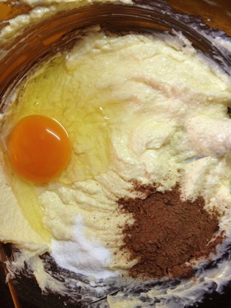 Пряный томатный пирог под нежной глазурью из сливочного сыра