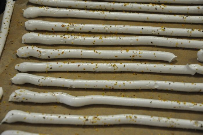 Миндальный торт с шоколадным муссом, безе и карамелью