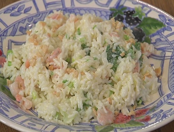 Восточный рисовый салат с креветками 