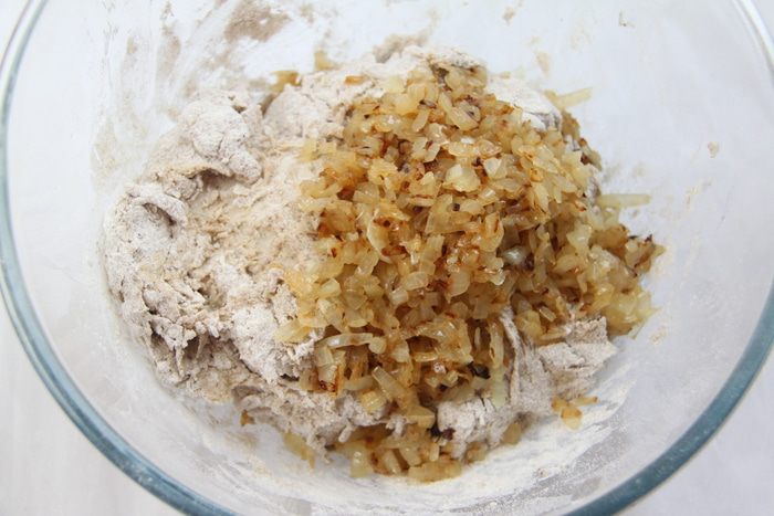 Домашний хлеб с сушеными грибами и жареным луком