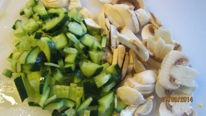 Салат из коричневого риса с шампиньонами и чечевицей