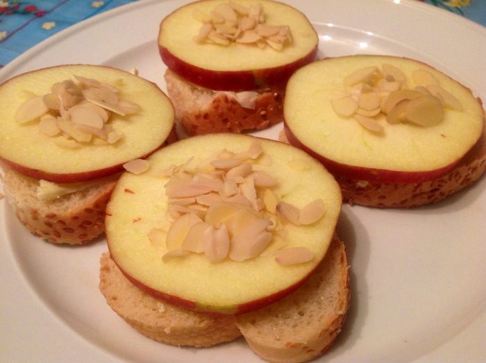 Тосты с яблоком и миндалем