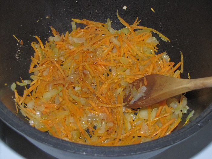 Фунчоза с морским коктейлем и зеленым горошком