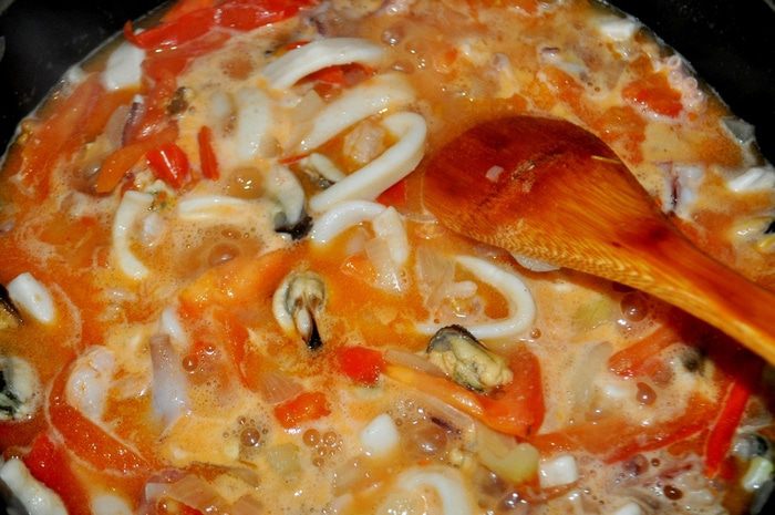 Сливочный суп с морепродуктами, томатами и пармезановыми гренками