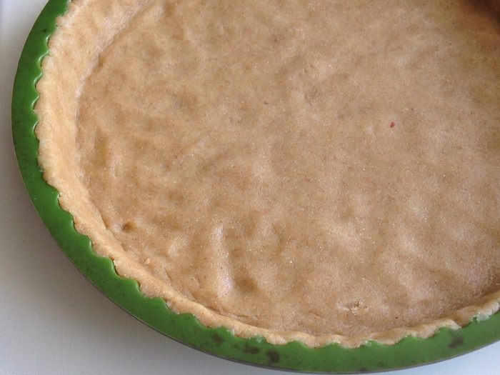 Киш из цельнозерновой муки с капустой и яйцом
