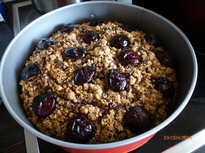 Шоколадный пирог со сливами и штрейзелем