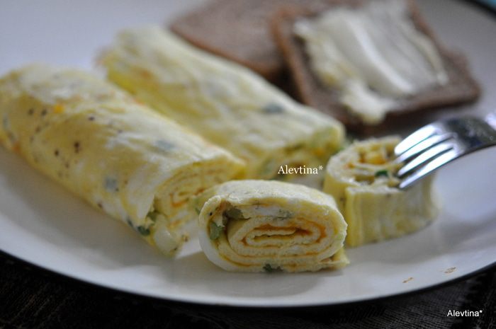 Омлетный рулет с зеленым луком