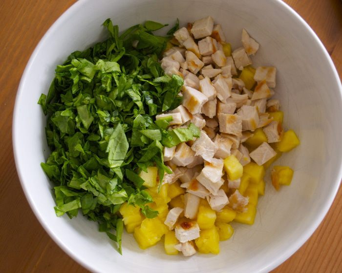 Томаты, фаршированные гавайским куриным салатом 