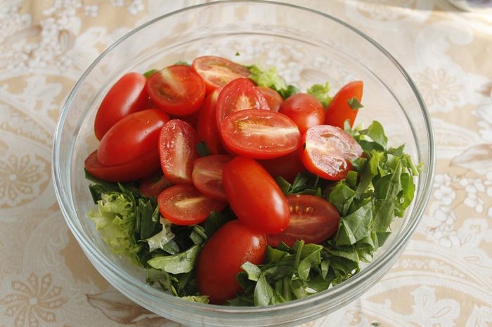 Летний салат с руколой, помидорами и сырной заправкой