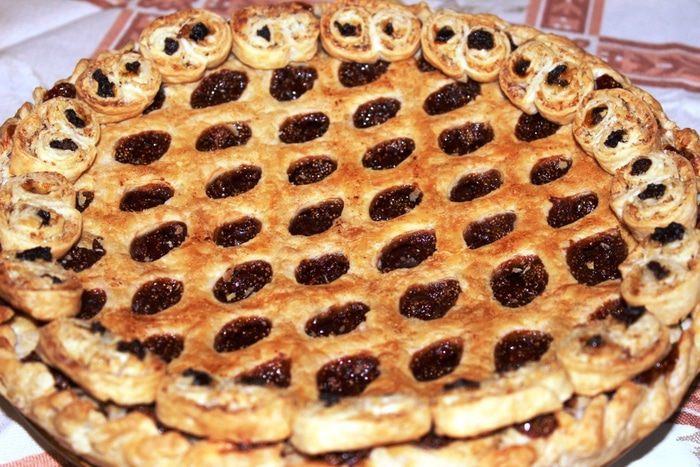 Завитки с орехами и изюмом