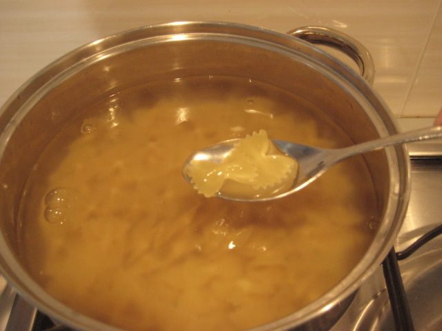 Фарфалле с овощами и ветчиной