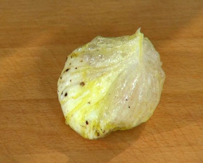 Салат с лососем и яйцами пашот 