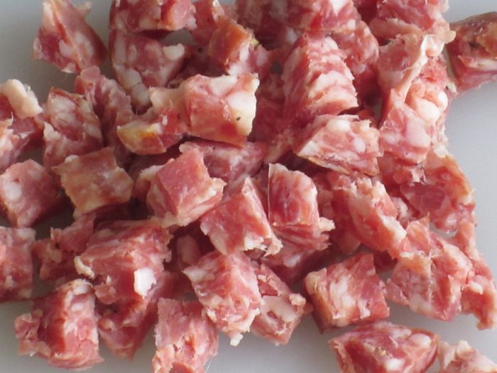 Мини-бриоши с салями и оливками