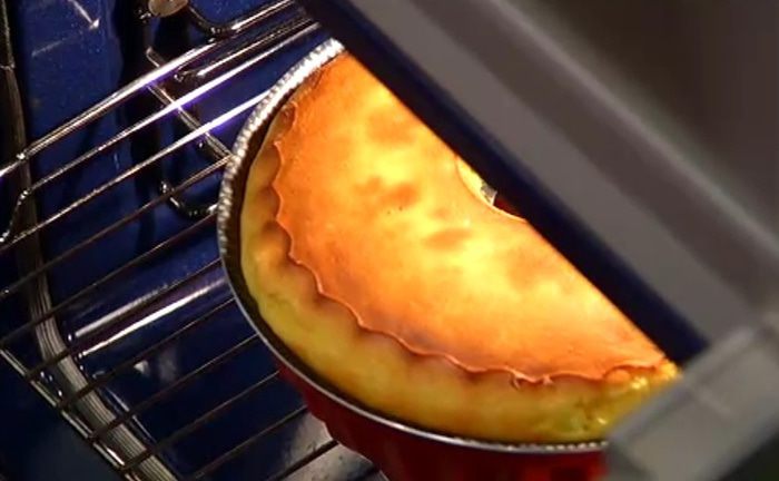 Манный пудинг с пряным апельсиновым сиропом 