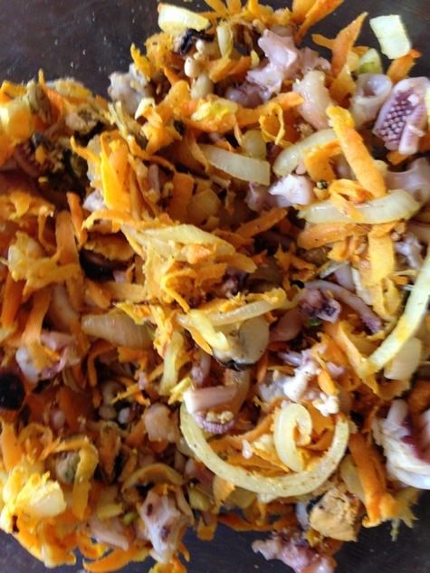 Кальмары, фаршированные морепродуктами, под сливочным соусом 