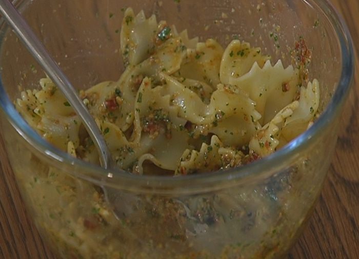 Фриттата с пастой и красным песто 