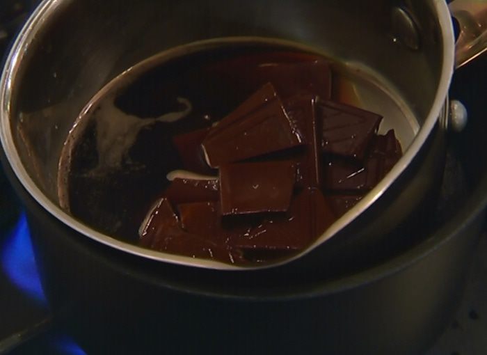 Шоколадный десерт с мятой