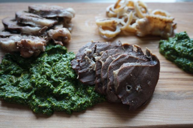 Свежий соус из зелени к мясу