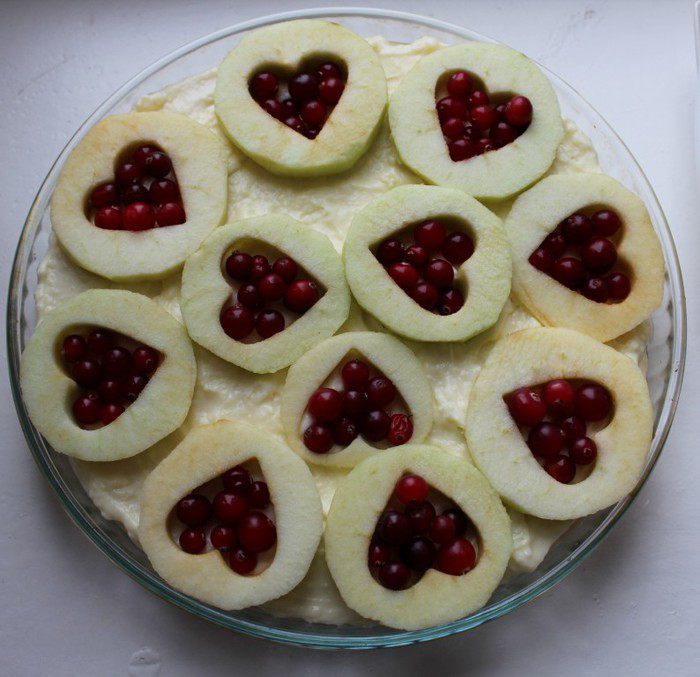 Пирог с яблоками и клюквой