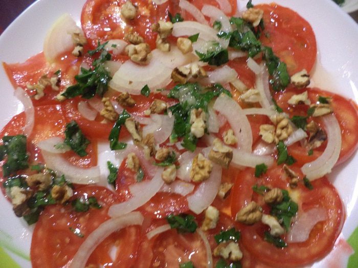 Пряная закуска из помидоров с чесноком и орехами