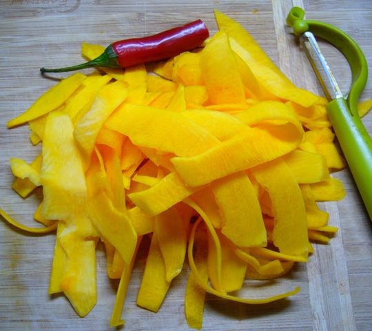 Салат с маринованной тыквой и помидорами черри