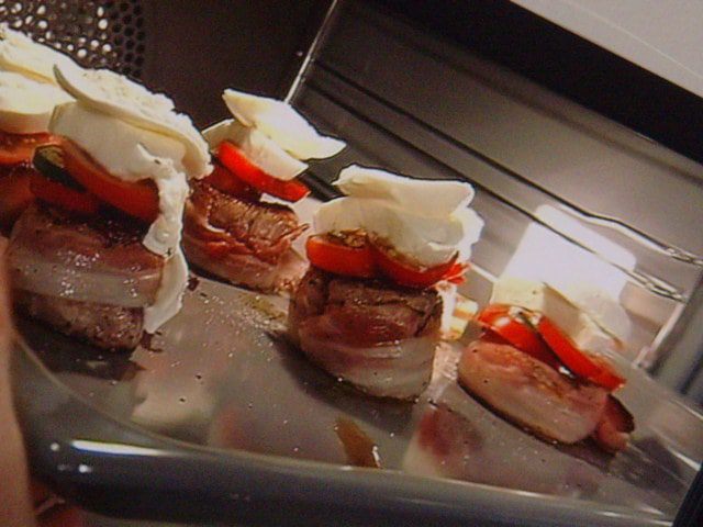 Запеченные под моцарелой свиные медальоны с хрустящей картошкой