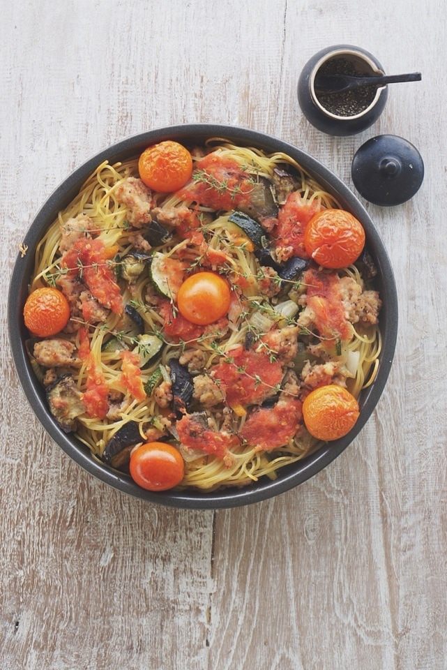 Спагетти, запеченные с овощами, куриным фаршем и томатами