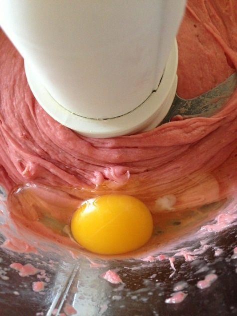 Клубничные профитроли с творожно-базиликовым кремом