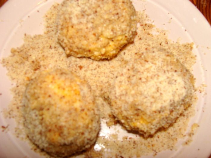 Сырные шарики с начинкой в ореховой панировке под &amp;quot;пьяной&amp;quot; клюквой