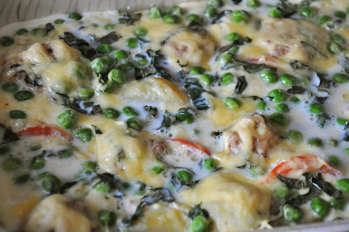 Овощная запеканка с мясными шариками, чесноком и базиликом