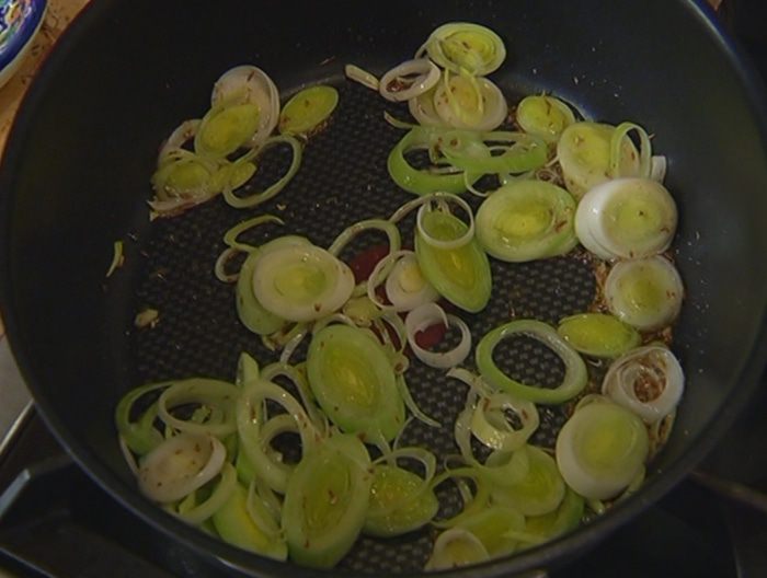 Супчик из чечевицы с пореем и помидорами