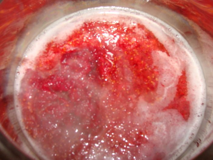 Сырные шарики с начинкой в ореховой панировке под &amp;quot;пьяной&amp;quot; клюквой