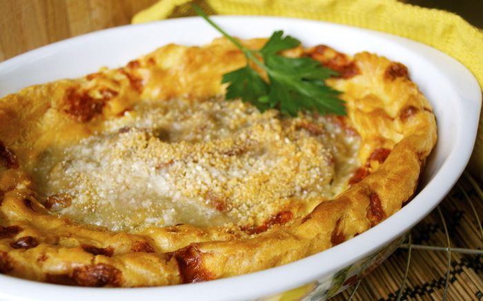 Заварной пирог с сыром и ветчиной