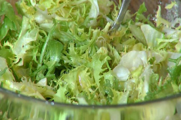 Лионский салат с карамелизированным луком и орехами