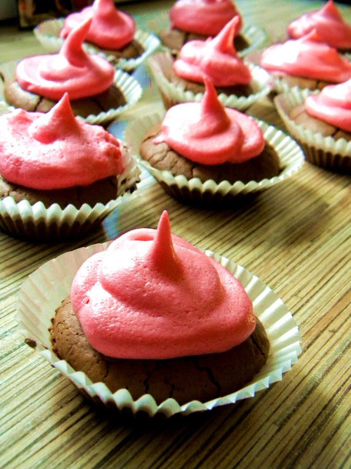 Шоколадные кексы с яблочным джемом и легким безе