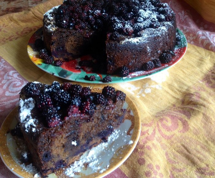 Кофейный кекс с черникой, ежевикой и кардамоном