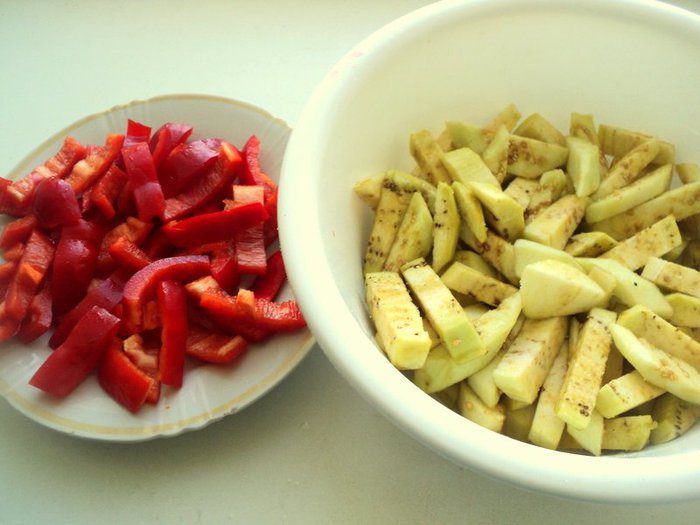 Фрикадельки с базиликом и овощами