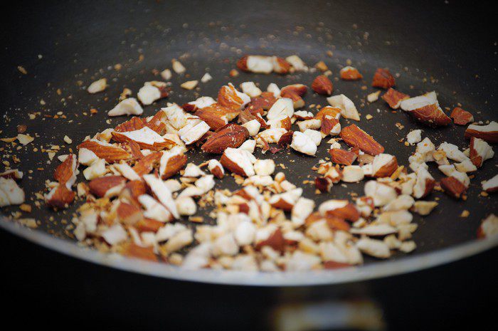 Запеченные груши с миндалем и корицей