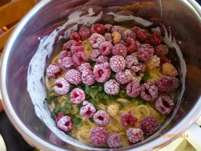 Спагетти с малиной в сливочно-медовом соусе