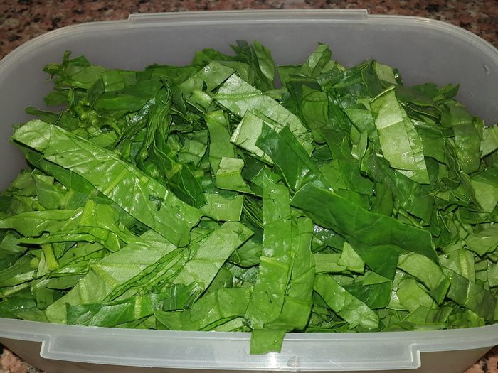 Жареный лосось и кускус со шпинатом