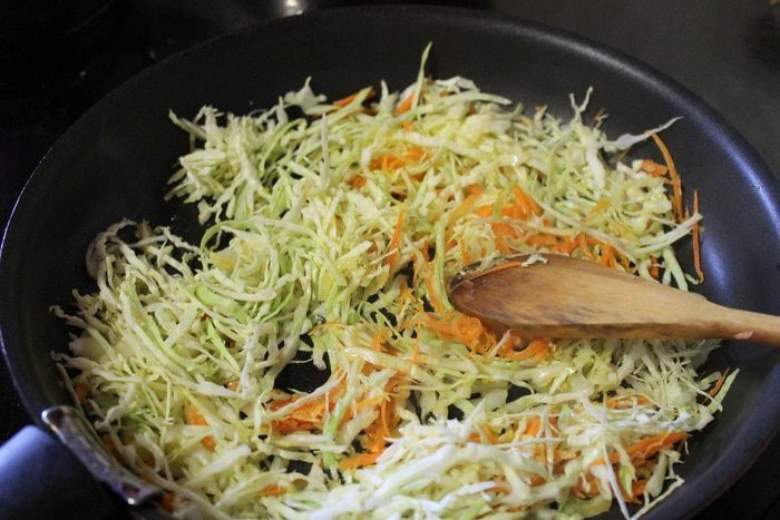 Запеченный карп с капустой и икрой