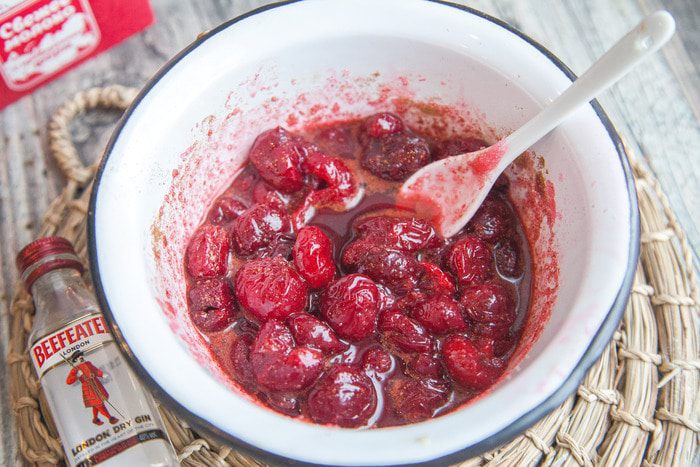 Блинный пирог с вишней и шоколадом