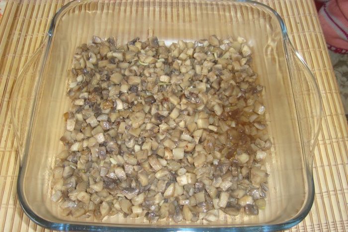 Грибы в сливочном соусе под шубой из фарфалле