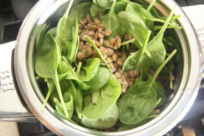 Чечевица со свеклой и шпинатом