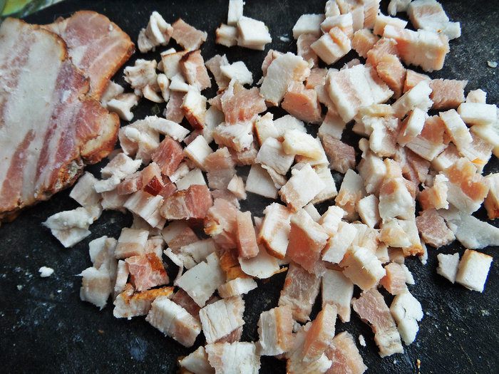 Серый горох с луком и беконом