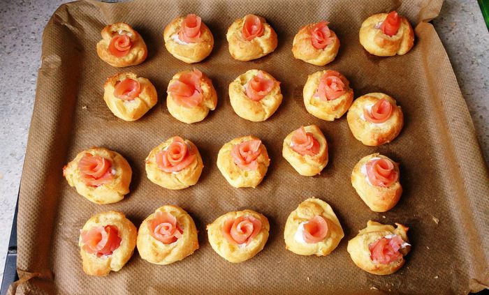 Профитроли с творожным сыром и семгой