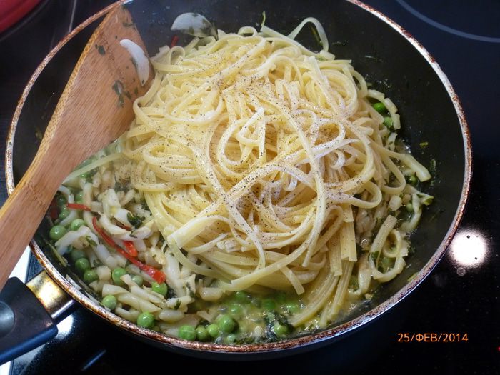 Баветте с кальмарами и зеленым горошком