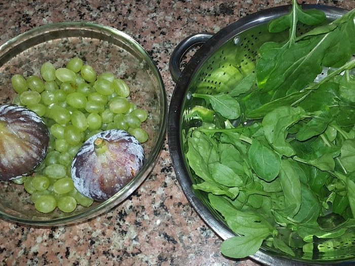 Салат с инжиром и кедровыми орешками